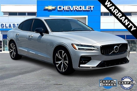2024 Volvo S60 Plus Dark Theme