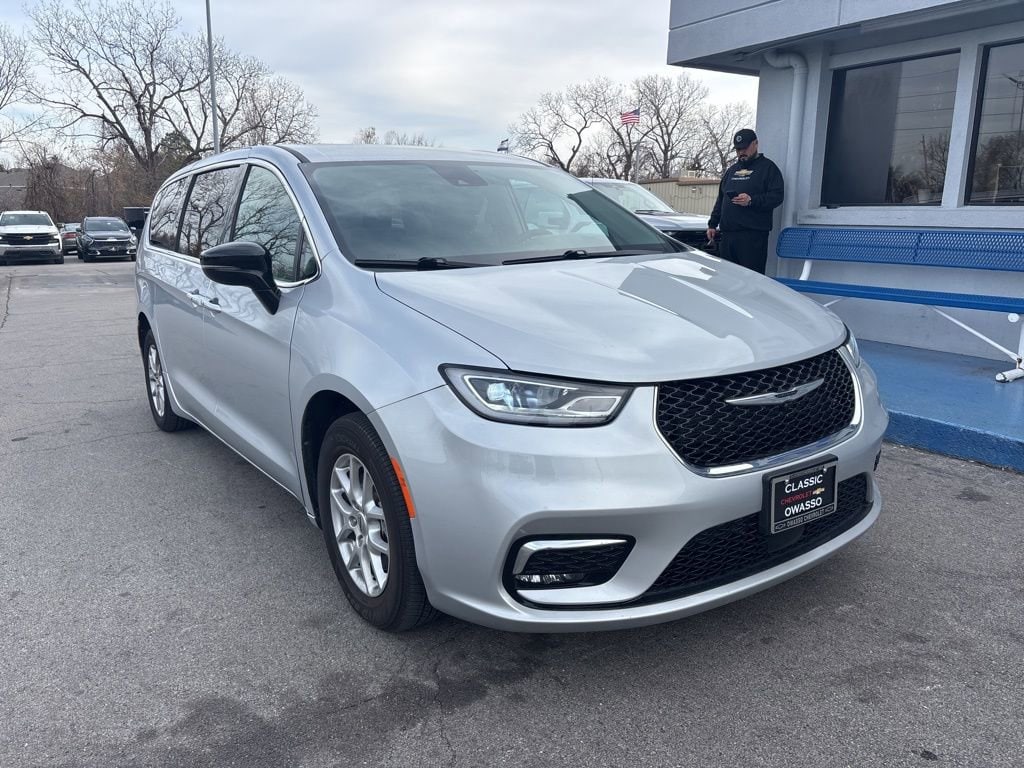 2024 Chrysler Pacifica Touring L's photo