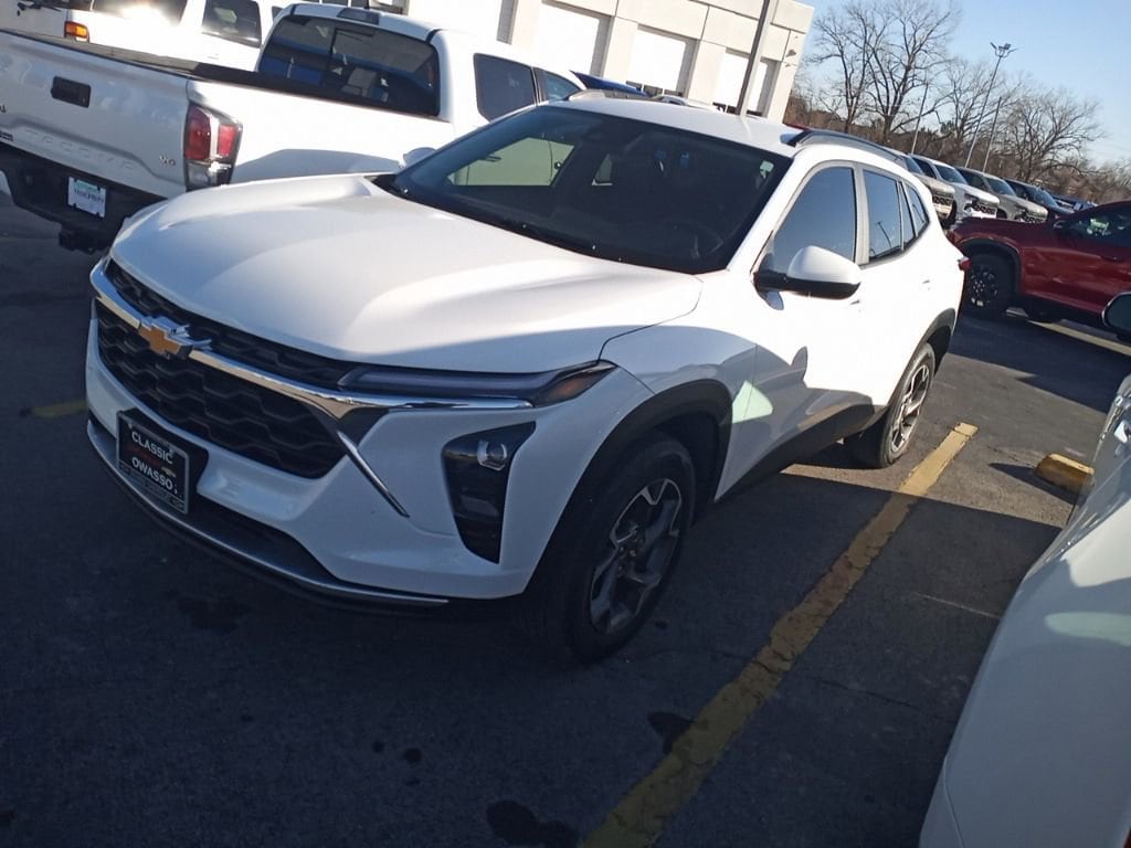 Used 2025 Chevrolet Trax LT SUV