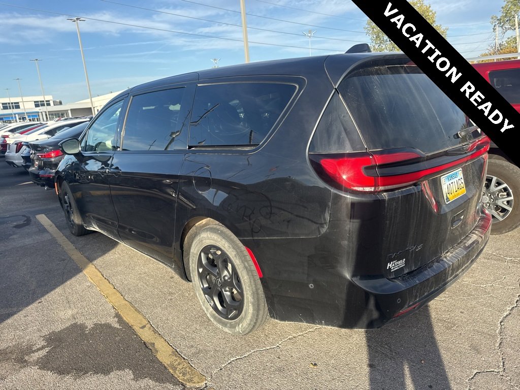 2022 Chrysler Pacifica Hybrid Limited photo 2