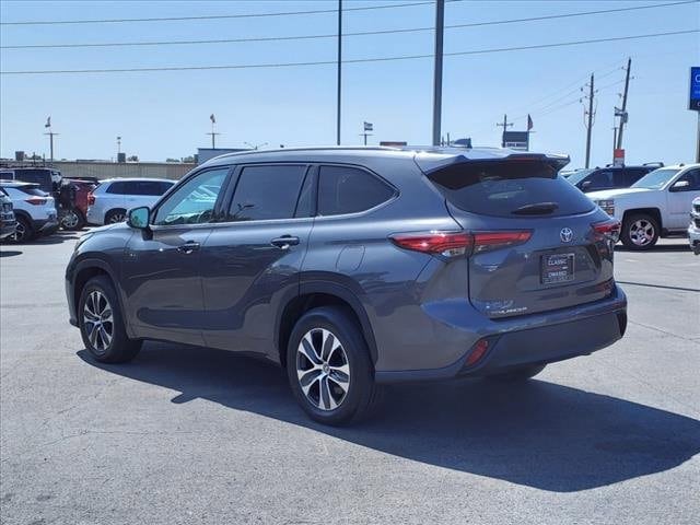 Used 2022 Toyota Highlander XLE with VIN 5TDHZRAH3NS090136 for sale in Owasso, OK