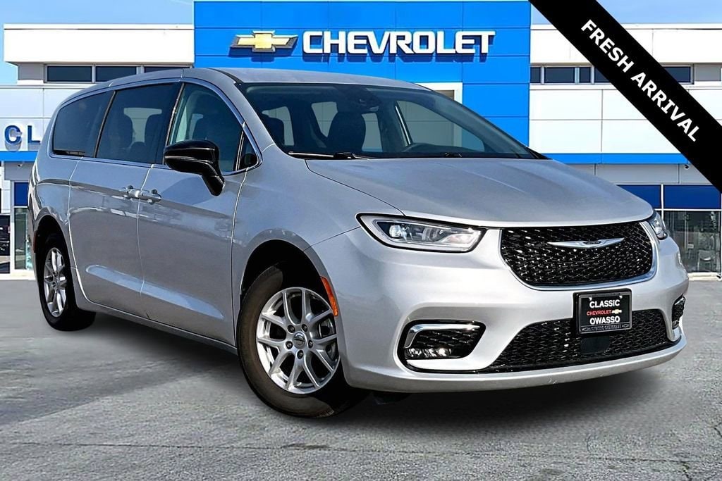 2024 Chrysler Pacifica Touring L's photo