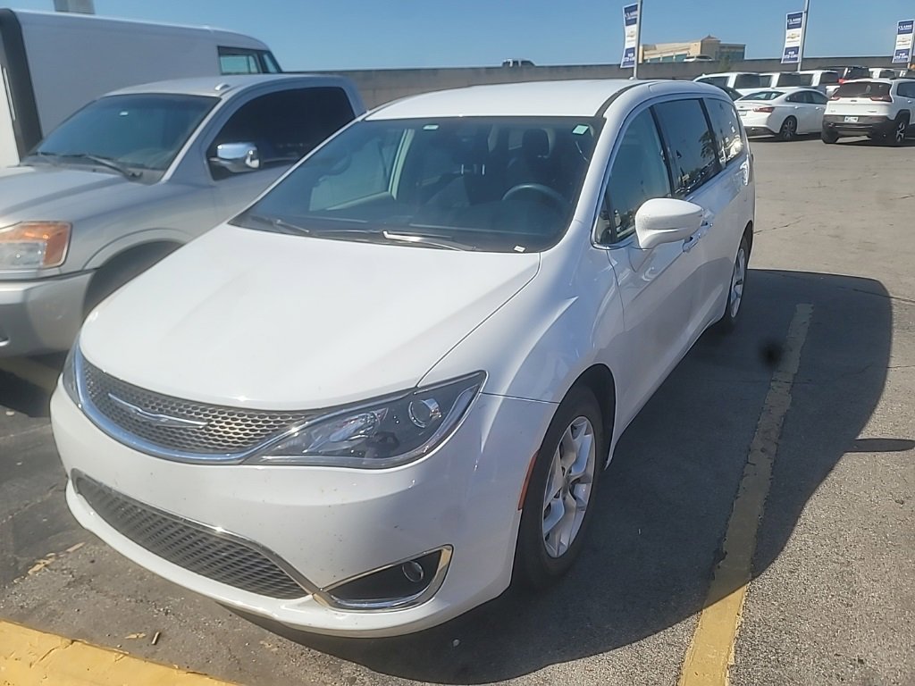 2018 Chrysler Pacifica Touring Plus photo 3