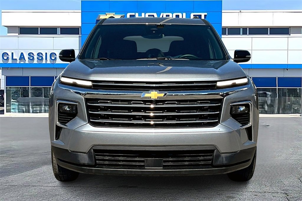 2025 Chevrolet Traverse photo 2