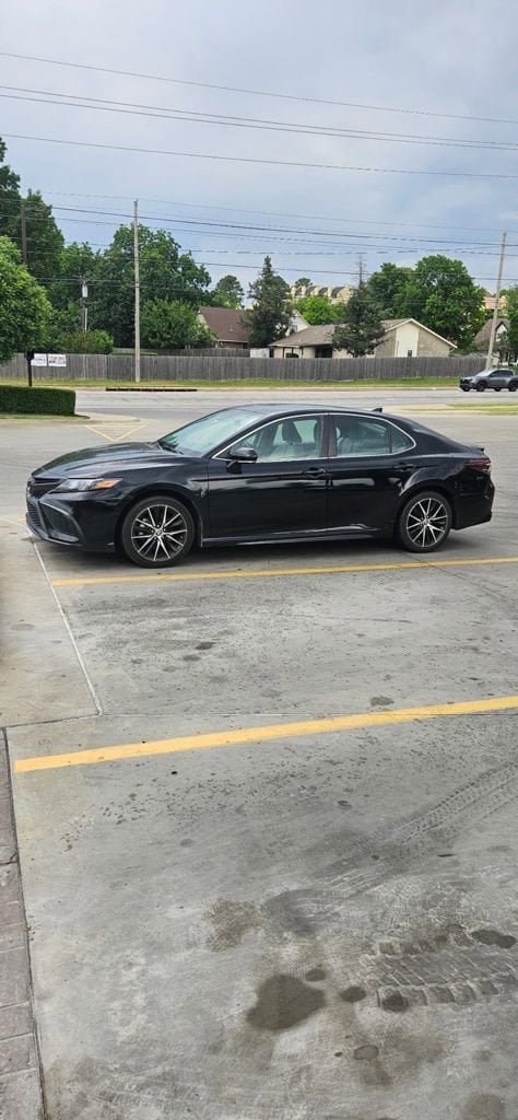 2022 Toyota Camry SE's photo