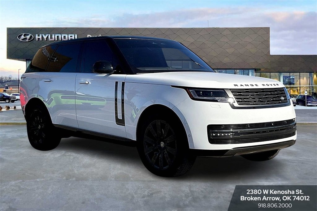 2023 Land Rover Range Rover SE photo 2