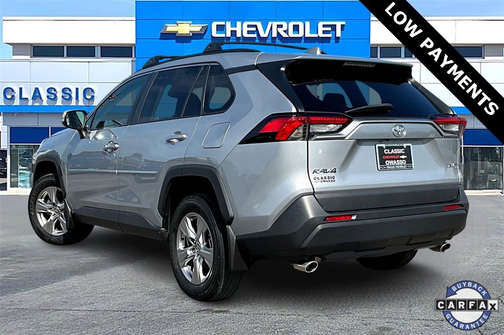 2022 Toyota RAV4 XLE photo 2