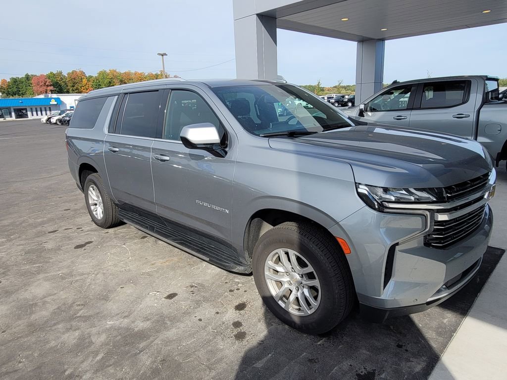 2023 Chevrolet Suburban LT photo 2