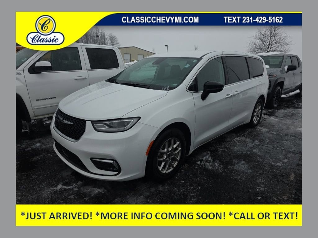 2024 Chrysler Pacifica Touring L's photo