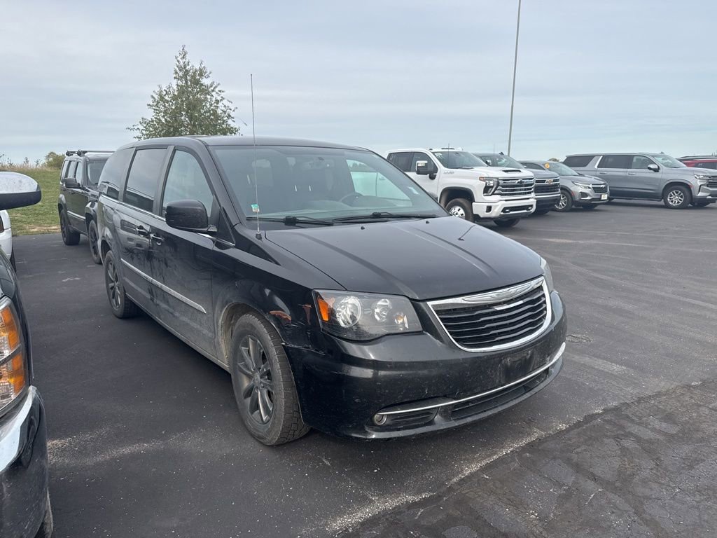 2015 Chrysler Town & Country S photo 2