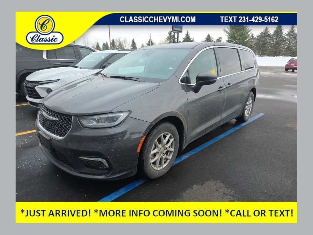 2023 Chrysler Pacifica Touring L's photo