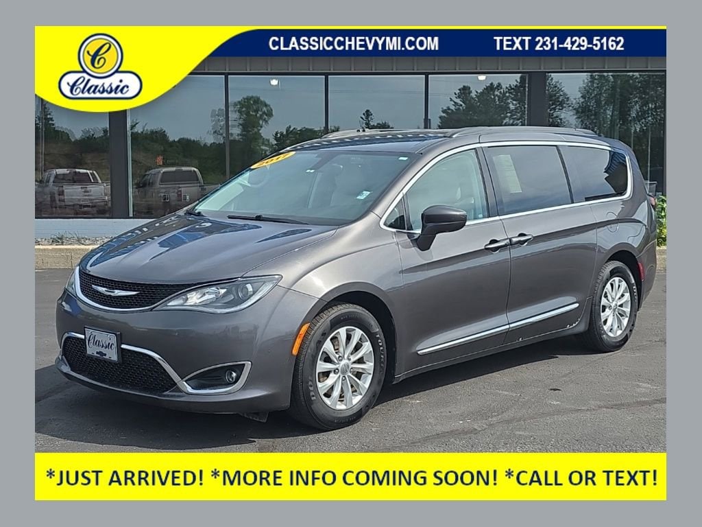 2017 Chrysler Pacifica Touring-L's photo