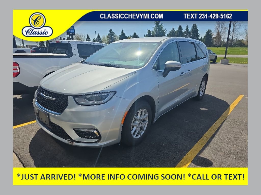 2023 Chrysler Pacifica Touring L's photo