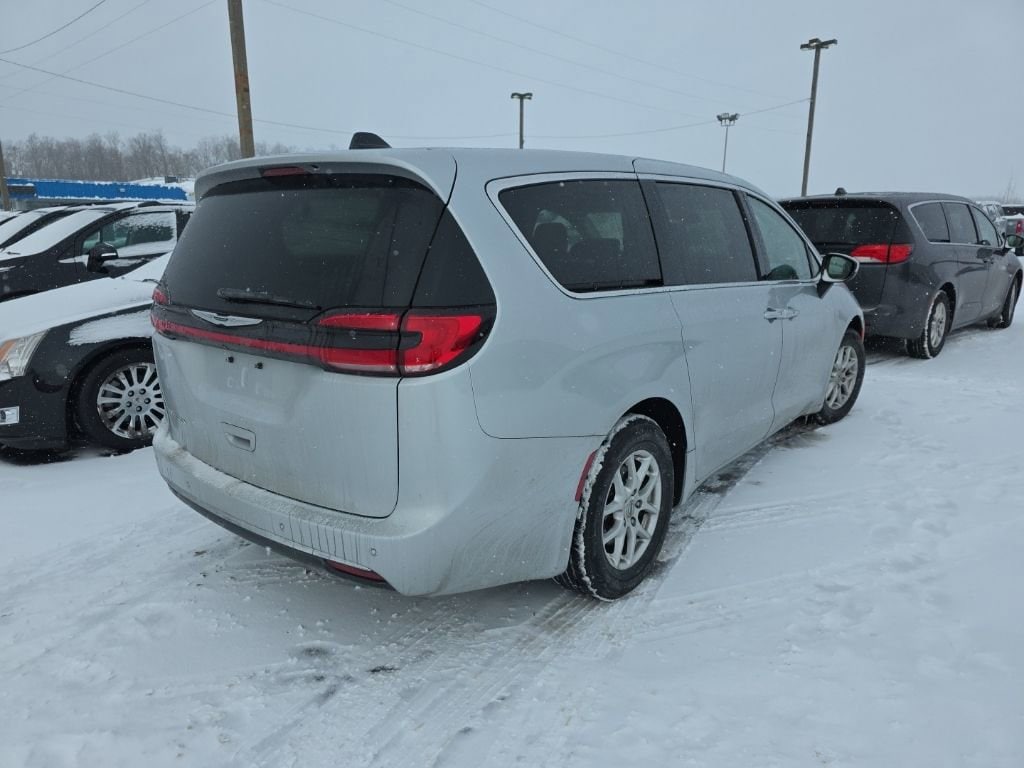 Used 2023 Chrysler Pacifica Touring L
