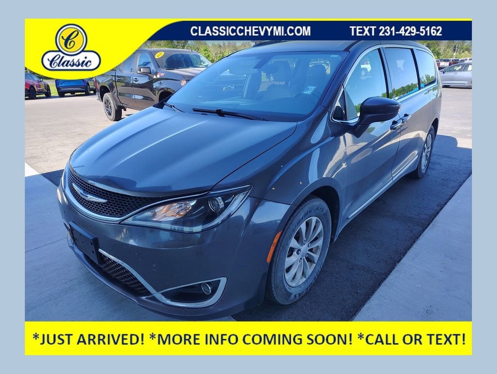 2017 Chrysler Pacifica Touring-L's photo