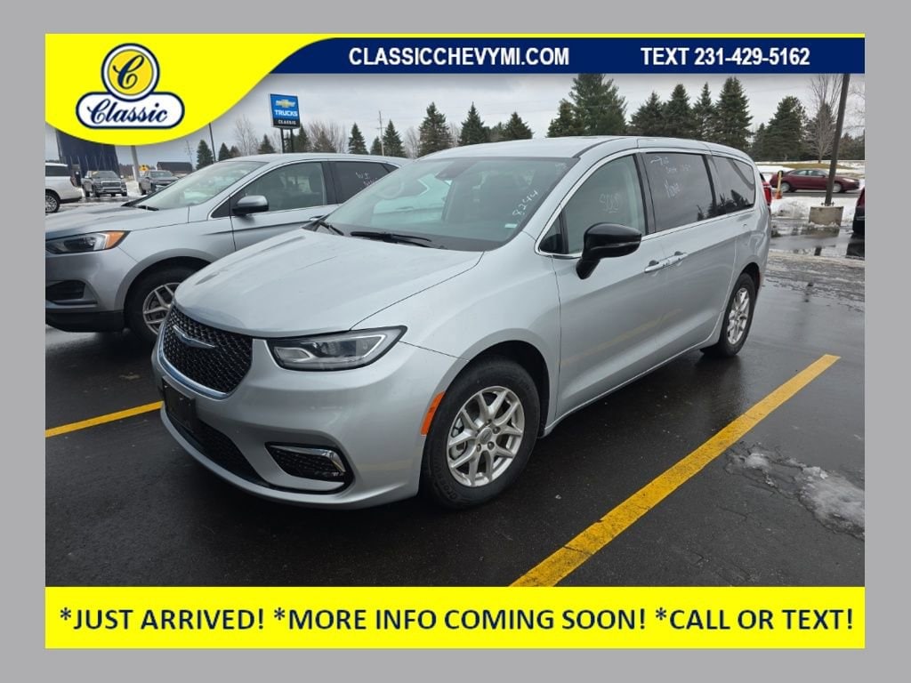 2024 Chrysler Pacifica Touring L's photo