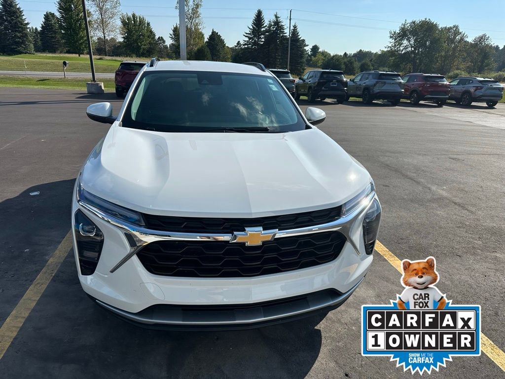 2024 Chevrolet Trax LT photo 2