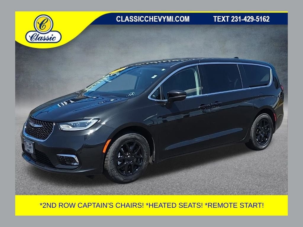 2023 Chrysler Pacifica Touring L's photo