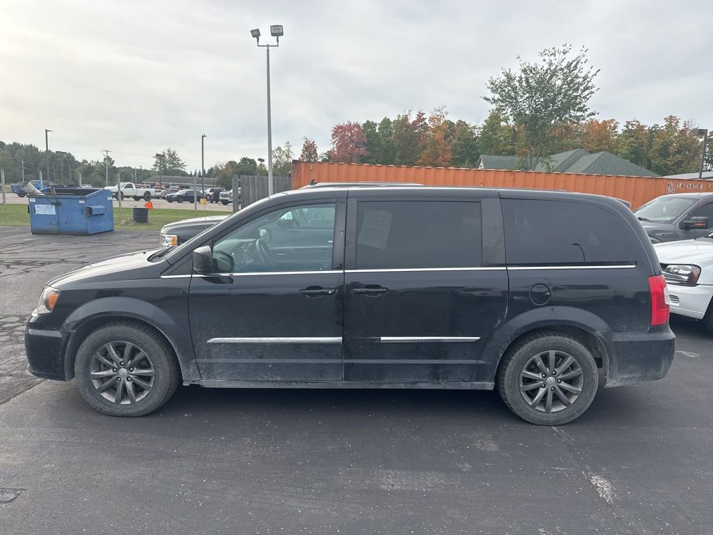 2015 Chrysler Town & Country S photo 3