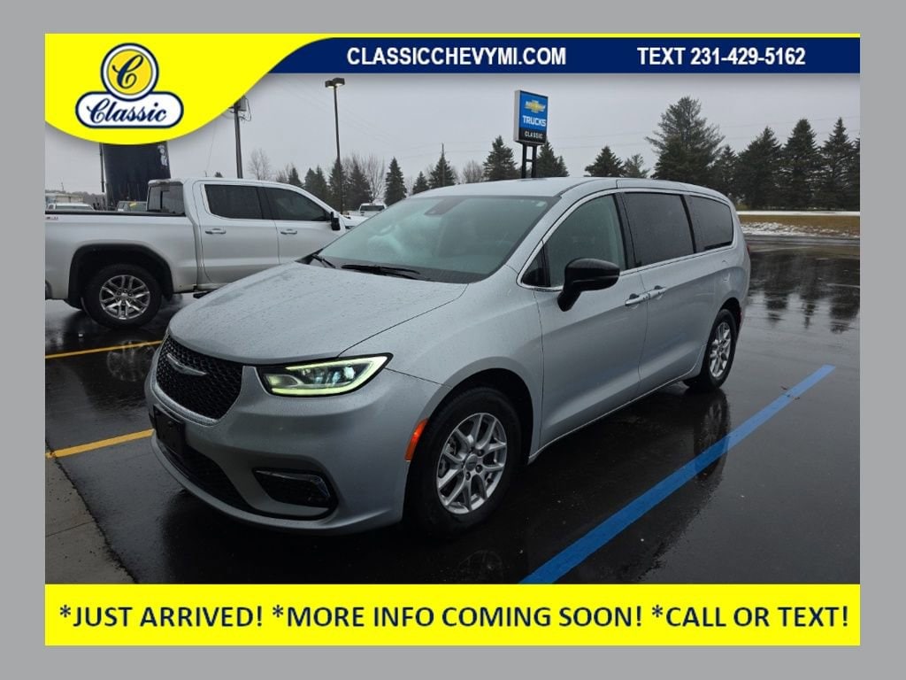 2024 Chrysler Pacifica Touring L's photo