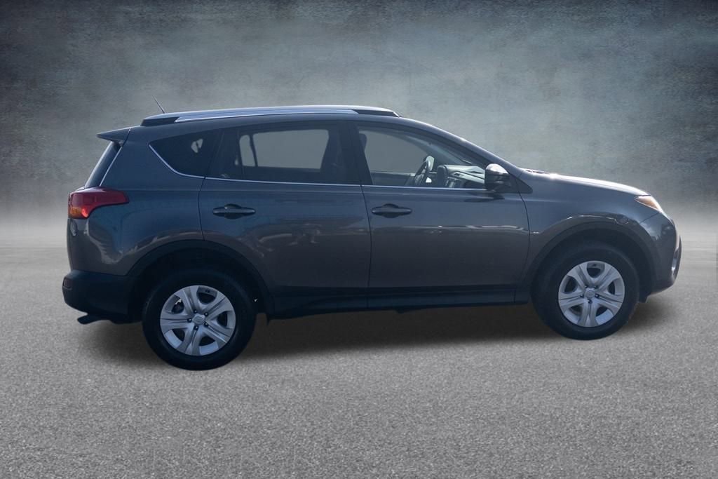 2015 Toyota RAV4 LE photo 3