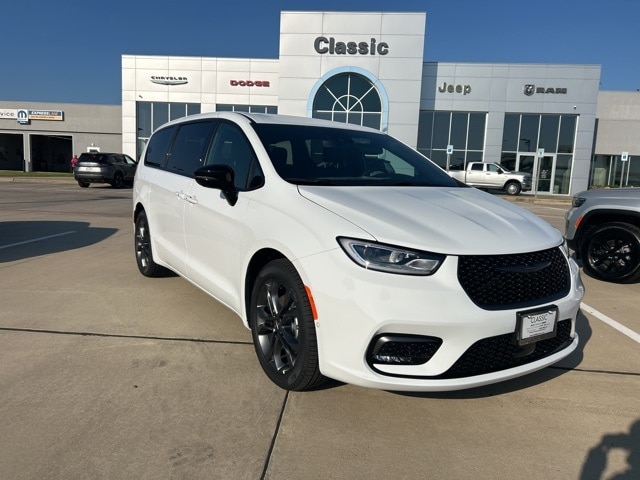 2026 Chrysler Pacifica Select's photo