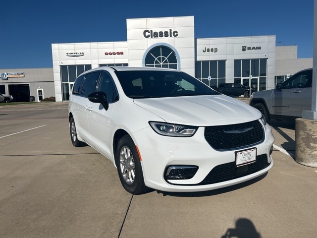 2026 Chrysler Pacifica Select's photo