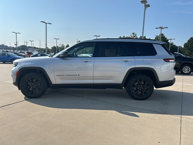 2024 Jeep Grand Cherokee Altitude photo 3