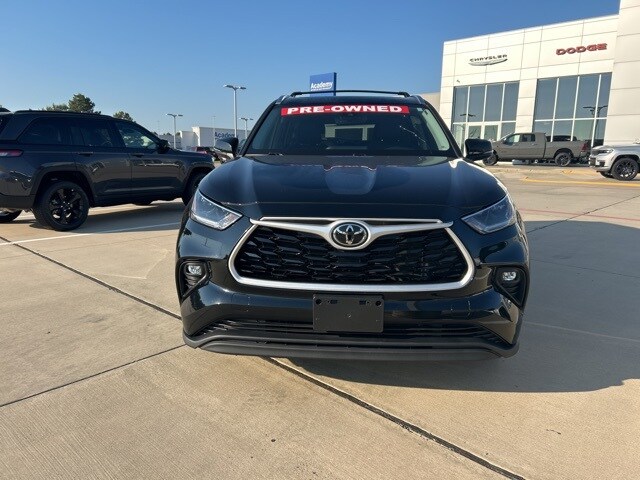 2021 Toyota Highlander XLE photo 2