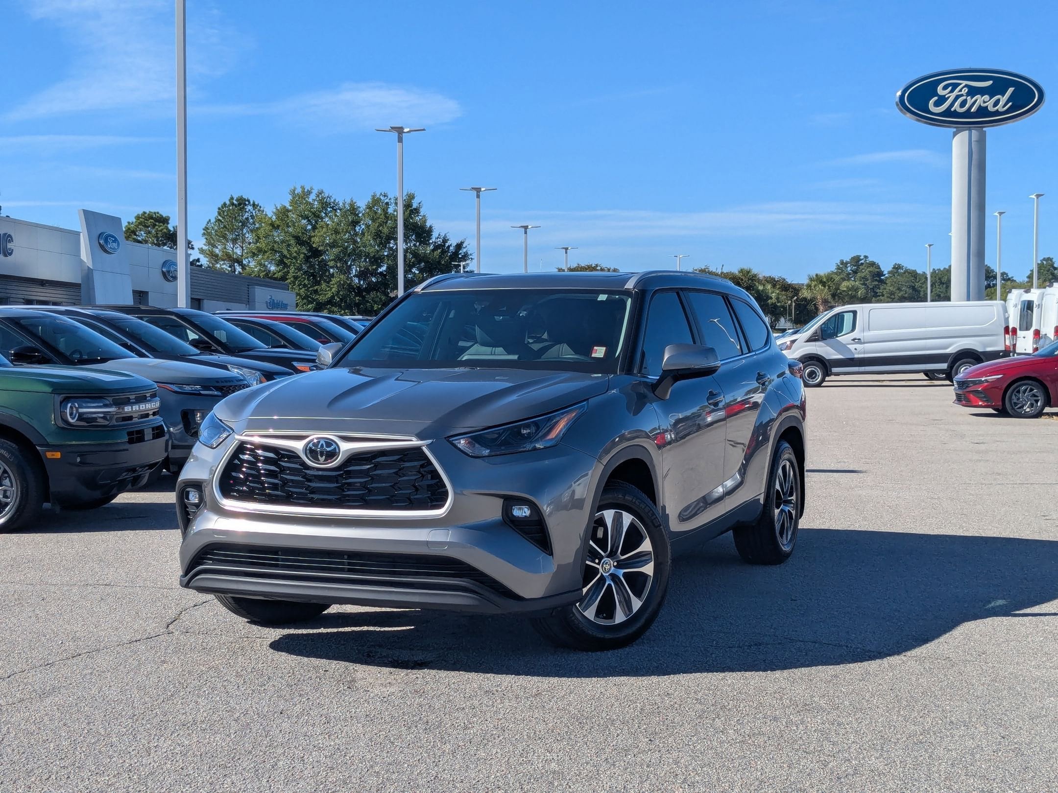 2025 Toyota Highlander XLE's photo