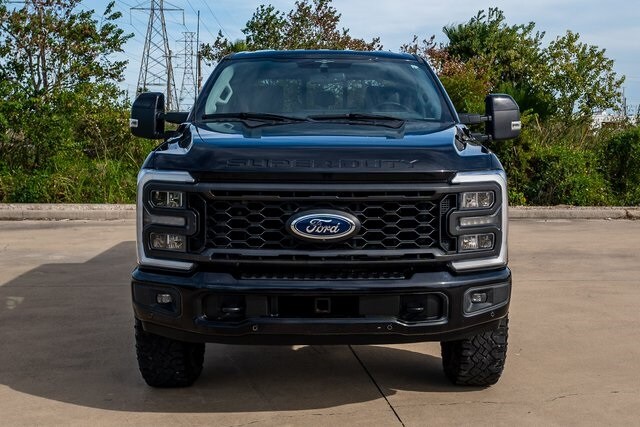 2023 Ford F-250 Lariat Tremor photo 2
