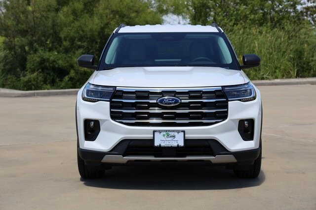 2025 Ford Explorer photo 2