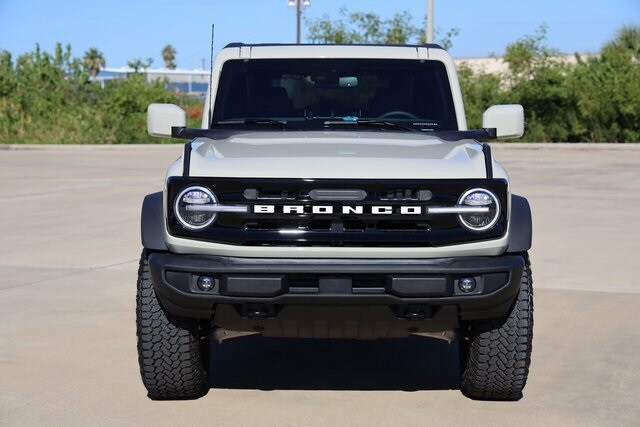 2025 Ford Bronco Outer Banks photo 2