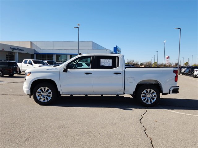 2026 Chevrolet Silverado Custom photo 4