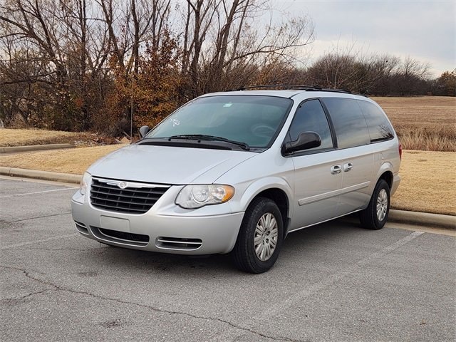 2005 Chrysler Town & Country LX's photo
