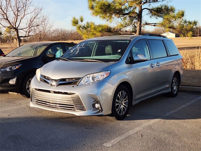 2020 Toyota Sienna XLE Premium's photo