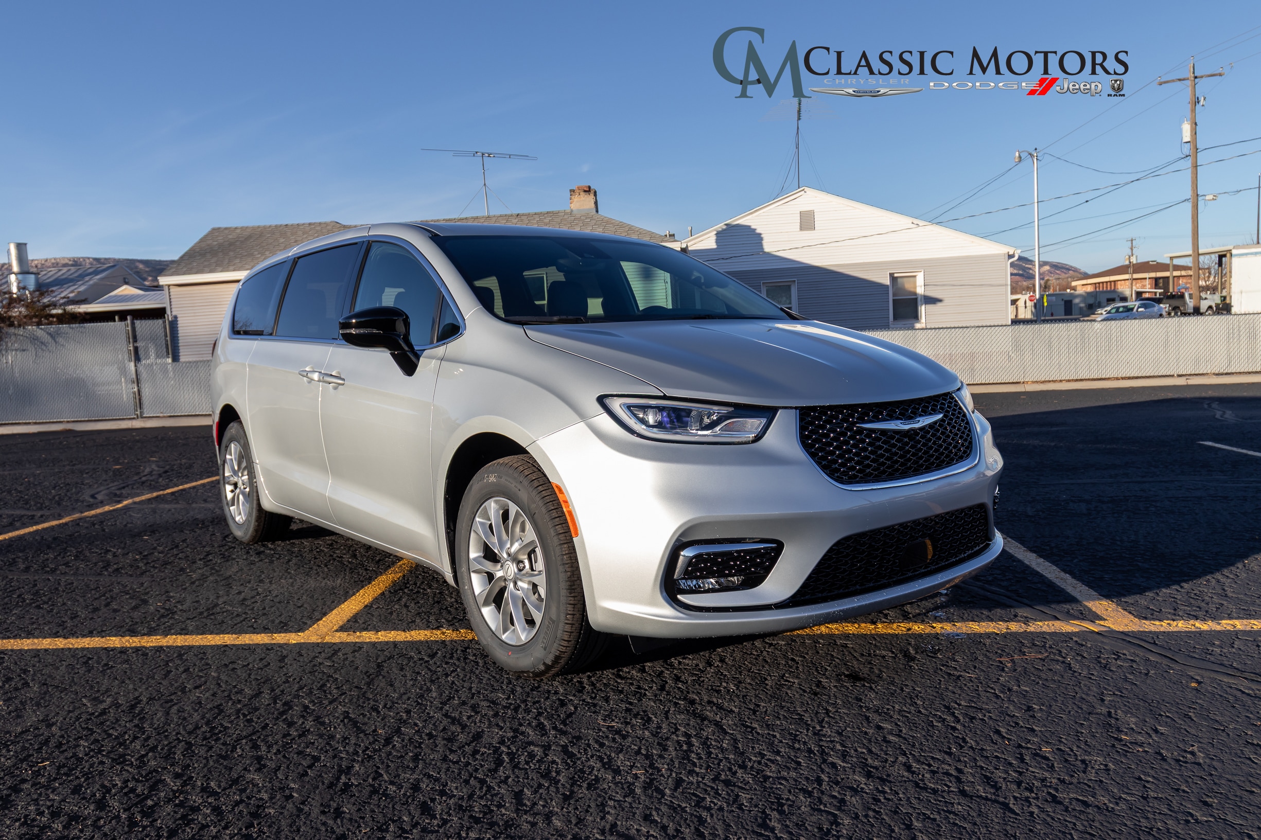 2026 Chrysler Pacifica Select's photo