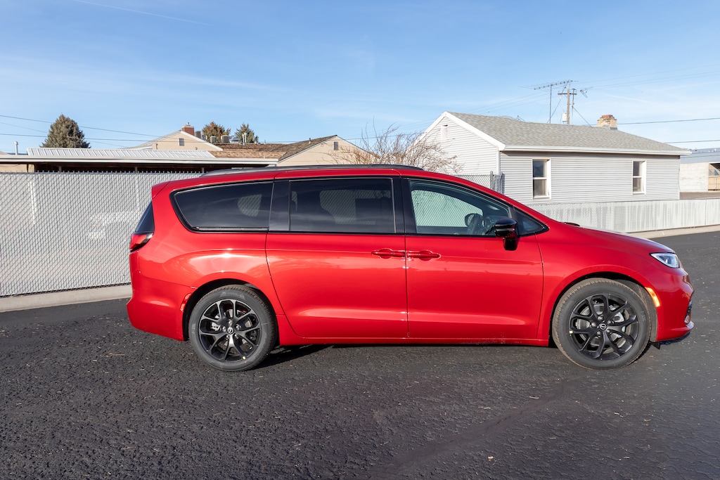 New 2026 Chrysler Pacifica SELECT Passenger Van