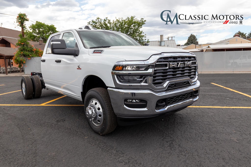 New 2025 Ram 3500 Chassis Cab 3500 TRADESMAN CREW CAB CHASSIS 4X4 60' CA Pickup