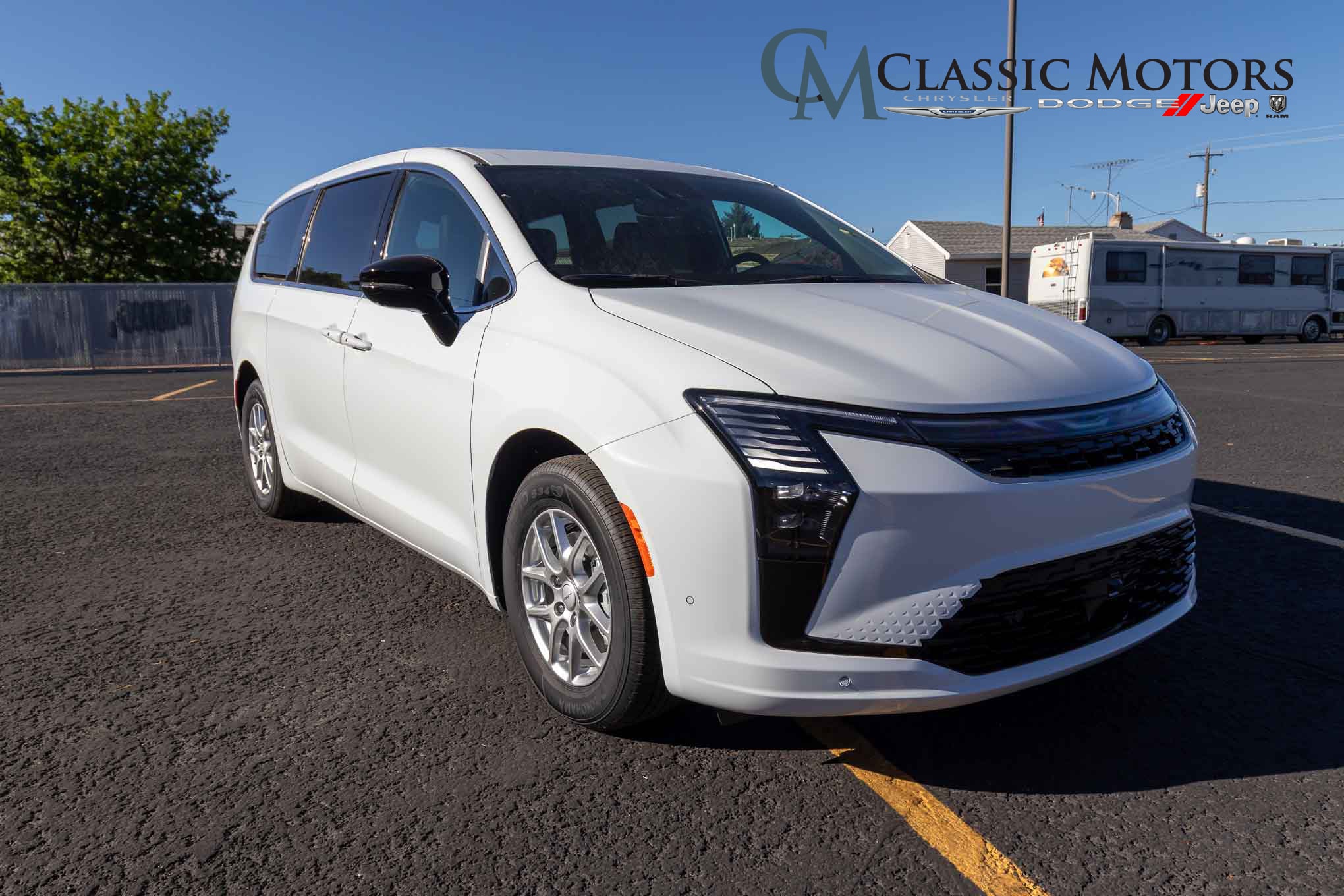 2027 Chrysler Pacifica Select's photo