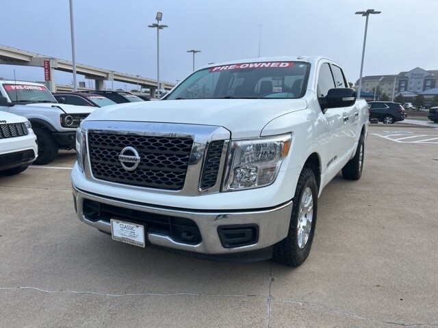 2018 Nissan Titan SV photo 2