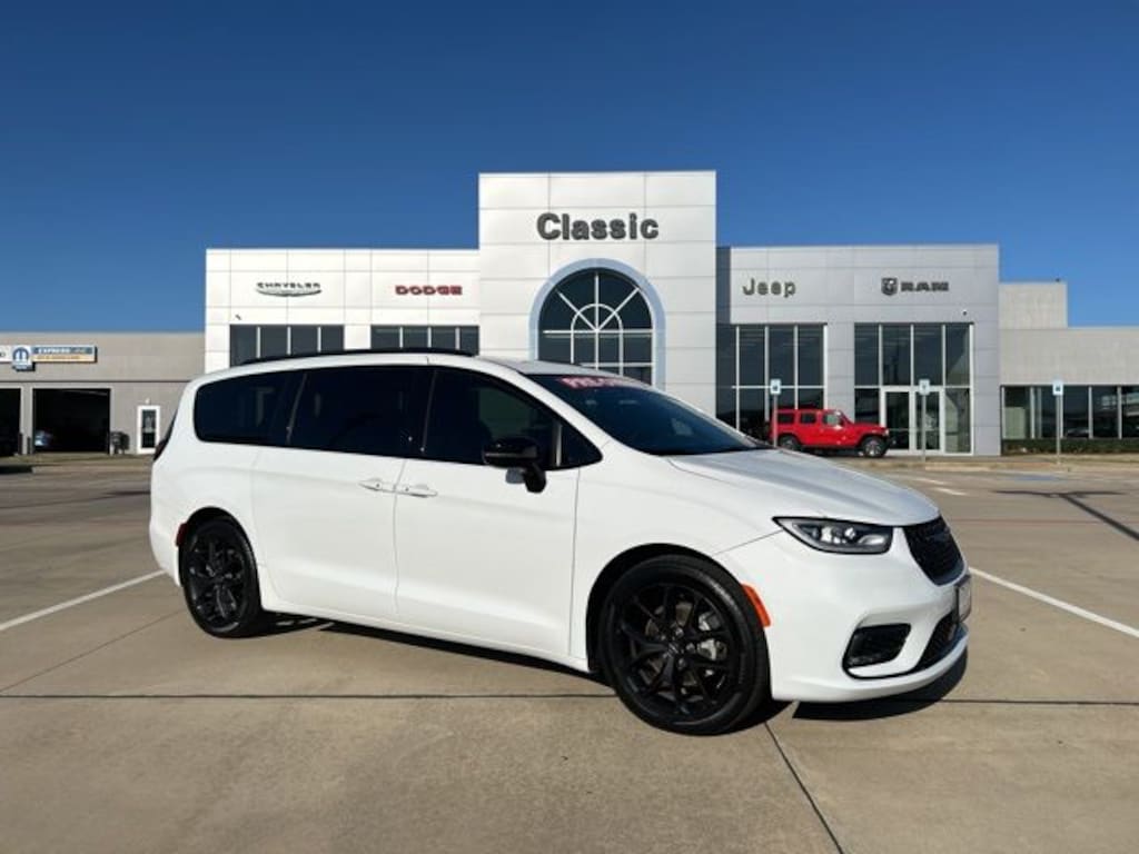 Used 2024 Chrysler Pacifica Limited Minivan/Van