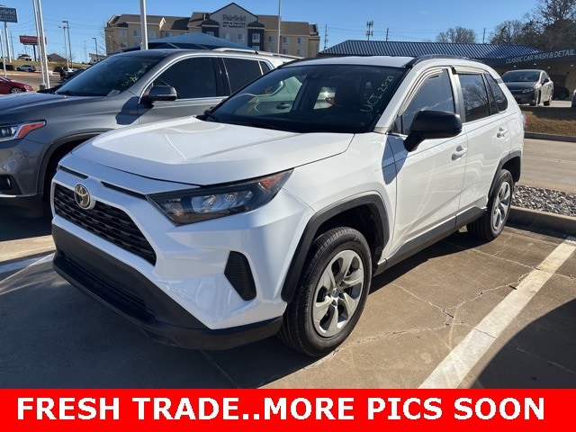 2021 Toyota RAV4 LE's photo