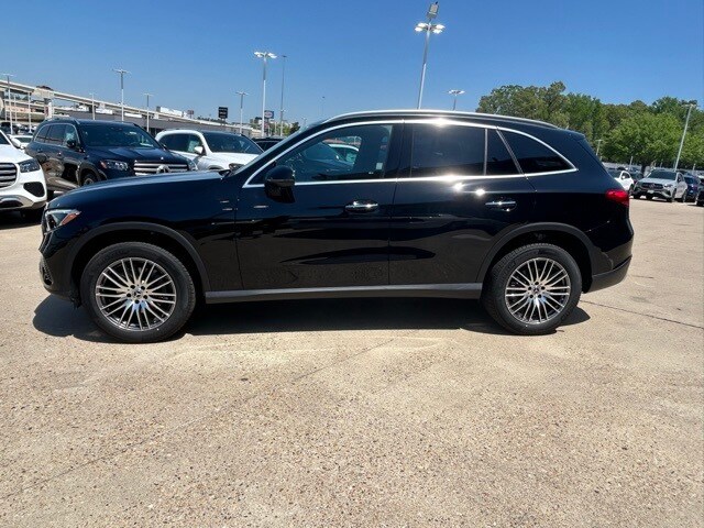 2025 Mercedes Benz GLC 300 photo 4