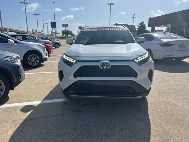 2022 Toyota RAV4 Hybrid SE photo 2