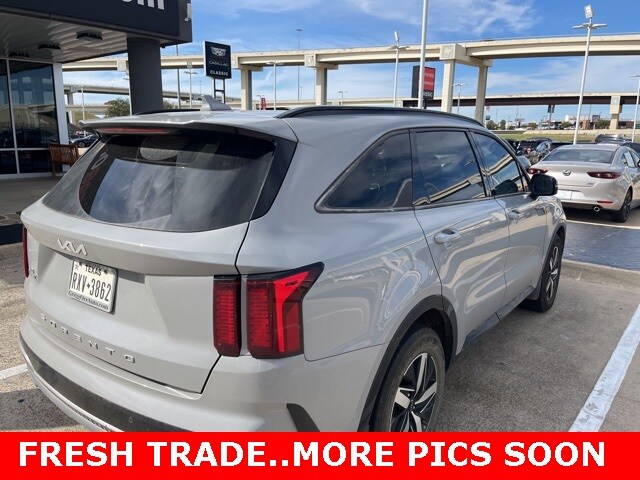 2022 Kia Sorento EX photo 3