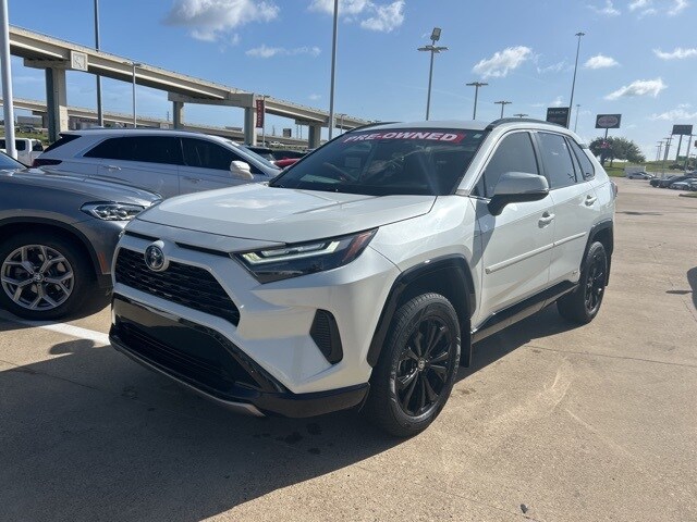 2022 Toyota RAV4 Hybrid SE photo 3