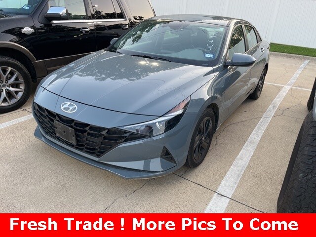 2022 Hyundai Elantra SEL photo 2