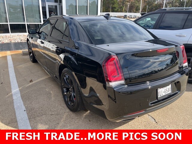 2023 Chrysler 300 Touring L photo 3