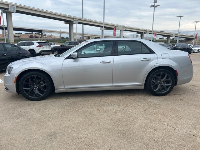 2023 Chrysler 300 S photo 3